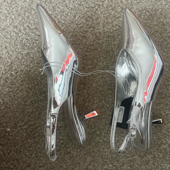 NWT Silver Metallic Pointed Toe Kitten Heel - Picture 3 of 4
